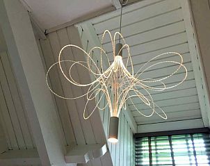 Kleurrijke glas-in-loodramen in vakantiehuis FR020, gelegen in Sint Jacobiparochie, Friesland.