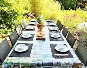 Comfortabele woonkamer in vakantiehuis FR020, Sint Jacobiparochie, Friesland, met moderne inrichting.