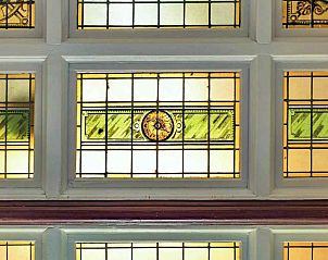 Unieke plafondlamp in vakantiehuis FR020, Sint Jacobiparochie, Friesland, met modern design.