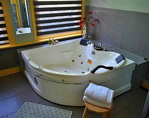 Moderne keuken van vakantiehuis FR020, Sint Jacobiparochie, Friesland, met eiland en apparatuur.