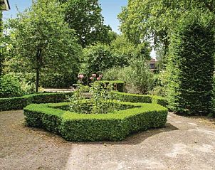 Gezellige leeshoek in vakantiehuis FR020, Sint Jacobiparochie, Friesland, met boekenkast.