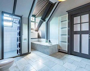 Buitenruimte met trampoline in vakantiehuis FR020, Sint Jacobiparochie, Friesland.