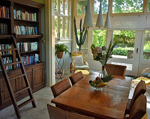 Stijlvolle eetkamer in vakantiehuis FR020, Sint Jacobiparochie, Friesland, met kleurrijke stoelen.