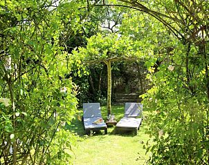 Lichte slaapkamer met kleurrijk beddengoed in vakantiehuis FR020, Sint Jacobiparochie, Friesland.