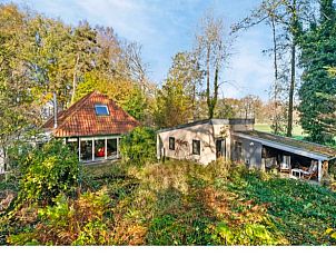 Ferienhaus in Nijeholtpade, umgeben von der friesischen Landschaft, bietet eine ruhige Flucht in die Natur Frieslands.