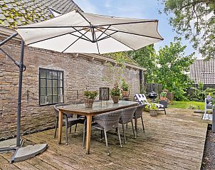 Gezellig terras bij FR478 vakantiehuis in Boksum, Friesland, geniet van de lokale sfeer en natuur.