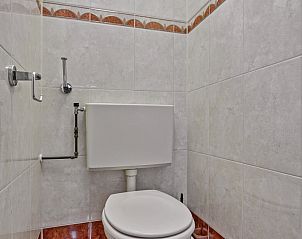 Sfeervolle kinderkamer in FR478 vakantiehuis Boksum, Friesland, met rustieke houten afwerking.