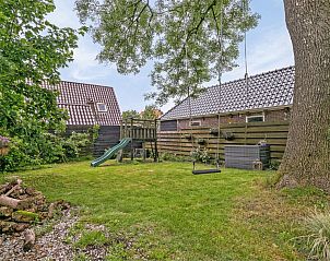 Badkamer met douche en wasmachine in FR478 vakantiehuis Boksum, Friesland, praktisch en modern.