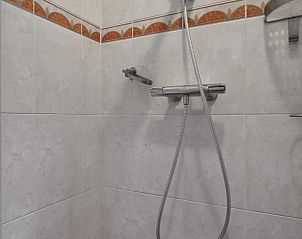 Gezellige zolderkamer in FR478 vakantiehuis Boksum, Friesland, met natuurlijke houten elementen.