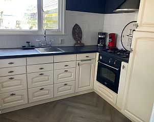 Lichte slaapkamer in FR478 vakantiehuis Boksum, Friesland, met uitzicht op het Friese platteland.