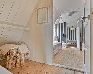 Eetkamer en keuken in FR478 vakantiehuis Boksum, Friesland, open en uitnodigend voor gezinsmaaltijden.