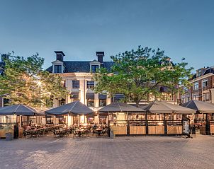 Gezellige woonkamer in FR478 vakantiehuis Boksum, Friesland, met comfortabele zitplaatsen en decor.