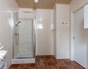 Kleurrijke accommodatie FR115 in Noardburgum omgeven door natuur.