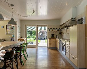 Gezellige woonkamer van vakantiehuis FR115 in Noardburgum met uitzicht op de tuin.