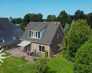 Moderne badkamer in vakantiehuis FR115, Noardburgum, Friesland.