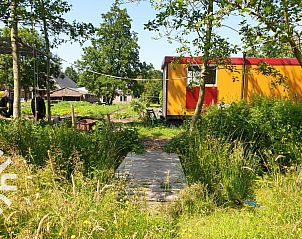 Gezellige zithoek in vakantiehuis FR115, Noardburgum, met uitzicht op de tuin.