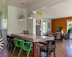 Levendige haven met boten nabij vakantiehuis FR115 in Friesland.