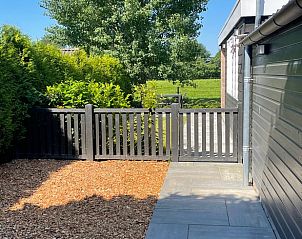 Houten poort bij Vakantiehuis in Noardburgum, gelegen op het rustige Friese platteland.