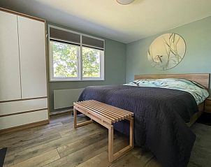 Slaapkamer met tweepersoonsbed in Vakantiehuis in Noardburgum, Friesland.