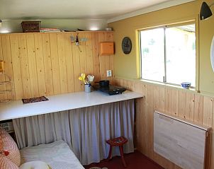 Sfeervolle binnenruimte van Vakantiehuis in Noardburgum, met uitzicht op het Friese platteland.