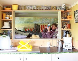 Gezellige leeshoek in Vakantiehuis in Noardburgum, geniet van rust en comfort in Friesland.