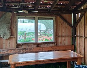 Gezellige eetruimte in Vakantiehuis in Noardburgum, met uitzicht op de natuur van Friesland.