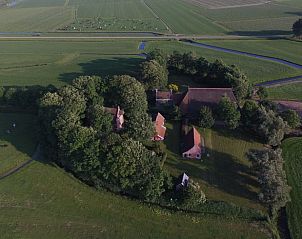 Luchtfoto van Vakantiehuis in Jannum en omliggende velden op het Friese platteland, Friesland.
