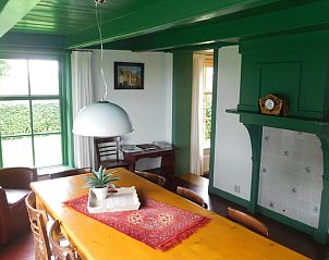 Binnenruimte van Vakantiehuis in Jannum met traditionele houten inrichting, Friesland.