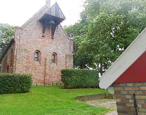 Historische kerk naast Huisje in Jannum, vakantieverblijf in Friesland.