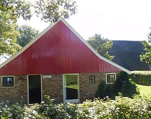 Vooraanzicht van Huisje in Jannum, knus vakantiehuis op het Friese platteland.