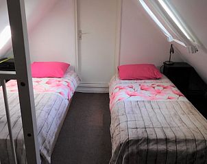 Gezellige slaapkamer met twee bedden in Huisje in Jannum, vakantiehuis in Friesland.