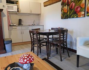 Knusse keuken en eetruimte in Huisje in Jannum, vakantiewoning op het Friese platteland.