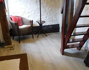 Gezellige hoek met stoel in Huisje in Jannum, vakantieverblijf op het Friese platteland.