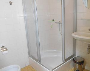 Moderne badkamer in Huisje in Jannum, vakantiehuis in Friesland.