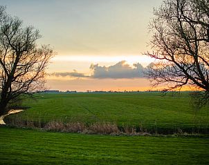 Adembenemend uitzicht op zonsondergang vanaf Huisje in Jannum, Friese platteland.