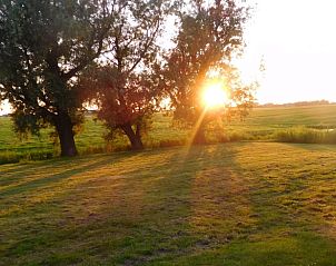 Zonsondergang in de tuin van Huisje in Jannum, vakantiehuis in Friesland.