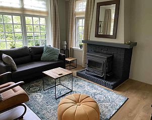 Gezellige woonkamer van vakantiehuis FR400 in Zandhuizen, ideaal voor ontspanning.