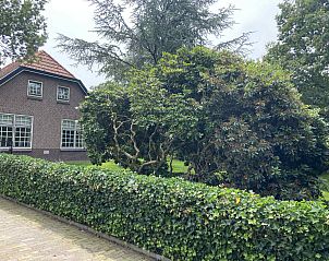 Moderne badkamer van vakantiehuis FR400 in Zandhuizen, Friesland met toilet en wastafel.