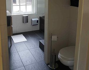 Tweede slaapkamer van vakantiehuis FR400 in Zandhuizen met sfeervol interieur.