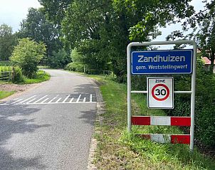 Stijlvolle badkamer van vakantiehuis FR400 in Zandhuizen met moderne voorzieningen.