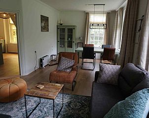 Grote boom in de tuin van vakantiehuis FR400 in Zandhuizen, Friesland.