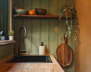 Stijlvolle keuken in Vakantiehuis in Waskemeer, Friesland met houten details en moderne voorzieningen.