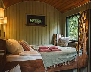 Gezellige slaapkamer in Vakantiehuis in Waskemeer, Friesland met comfortabele bedden en warme verlichting.