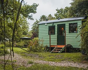 Charmante veranda van Vakantiehuis in Waskemeer, Friesland met uitzicht op de landelijke omgeving.