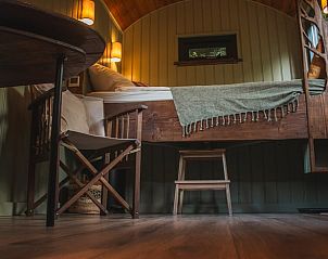 Interieur van Vakantiehuis in Waskemeer, Friesland met houten vloer en knusse inrichting.