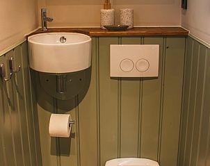 Compacte badkamer in Vakantiehuis in Waskemeer, Friesland met praktische indeling en toilet.