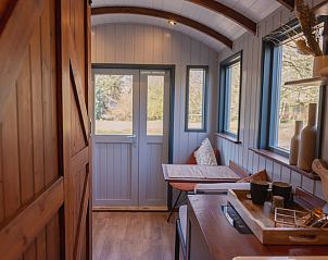 Gezellige binnenruimte van Vakantiehuisje in Waskemeer, Friesland, met houten interieur en uitzicht op het Friese platteland.