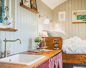 Gezellige binnenruimte van Vakantiehuis in Waskemeer, Friesland met een knusse slaaphoek en landelijke keuken op het Friese platteland.