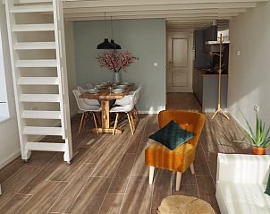 Lichte binnenruimte van Vakantiehuisje in Jelsum, Friesland met comfortabele zitgelegenheid.