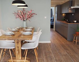 Eettafel in Vakantiehuisje in Jelsum, Friesland met moderne keuken en gezellige sfeer.